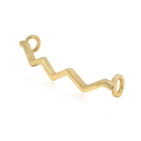 Vista en primer plano del charm de cordón de metal en forma de ola, destacando su chapado en oro y su forma única de zigzag con bucles para los cordones.