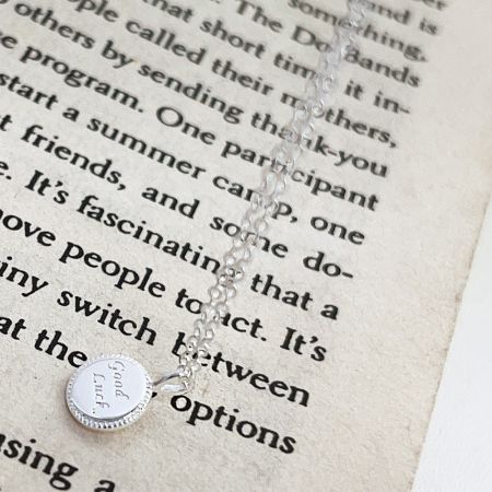 Une photo claire du produit du collier en argent 'Bonne Chance' sur fond blanc.