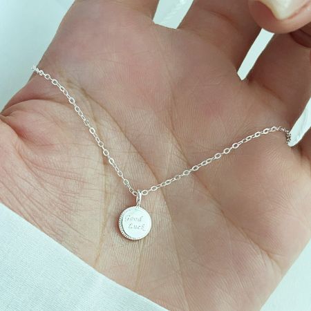 Photo promotionnelle du collier en argent 'Bonne Chance', mettant en avant son éclat et sa qualité.