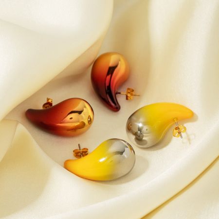 Pendientes de botón en forma de lágrima de acero inoxidable con color degradado (5 pares) - Un conjunto de cuatro pares de pendientes de botón en forma de lágrima de acero inoxidable, que exhiben efectos de color degradado vibrante en amarillo y rojo sobre un fondo blanco limpio.