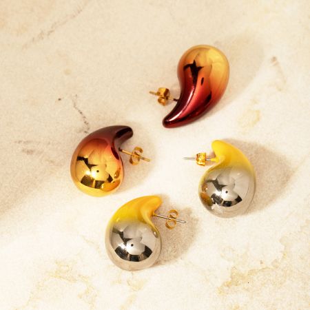 Cuatro pares de pendientes en forma de lágrima con un acabado metálico elegante y hermosos colores degradados.