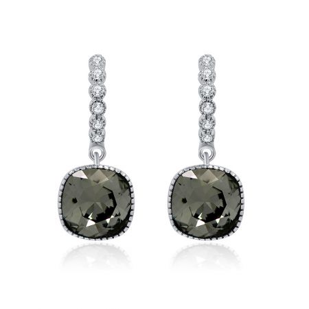 S925 Huggie Hoop Drop Oorbellen met zwarte vierkante diamant - Een close-up van de S925 Huggie Hoop Drop Oorbellen, met de grote zwarte vierkante diamantkristal omringd door een halo van kleinere heldere kristallen.