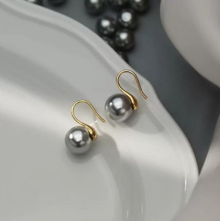Orecchini a gancio in argento sterling 925 con perla grigia - Un paio di orecchini a gancio in argento sterling 925 con perla grigia e ganci dorati eleganti, mostrati su uno sfondo bianco.