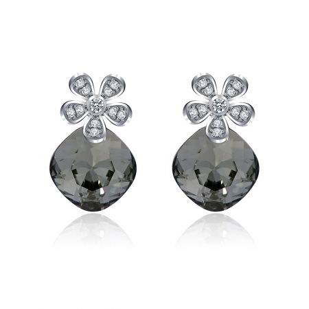 Mooie bloem doorboorde Swarovski kristallen oorbellen - Een paar Lovely Flower Doorboorde Swarovski Crystal Oorbellen, met een zilveren bloemen bovenkant met heldere edelstenen en een grote, facette grijze druppel kristal.