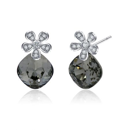 Gedetailleerde close-up van de grijze druppel edelsteen en ingewikkelde zilveren bloemenversiering op de Swarovski kristal oorbellen.