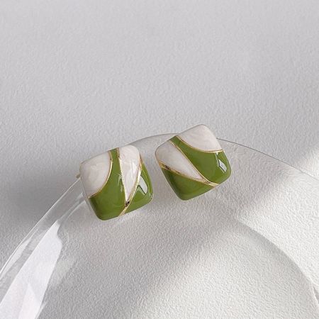 Prise de vue en angle mettant en avant le design unique vert, blanc et doré.