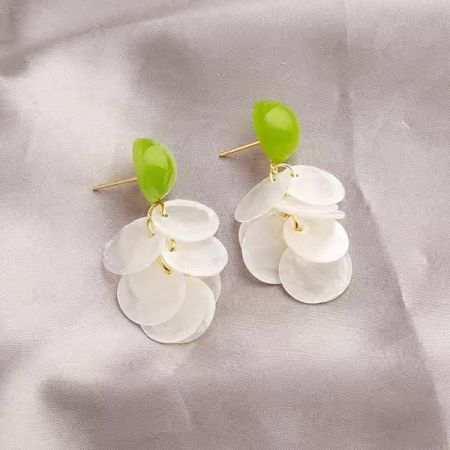 金色の真鍮ベースに緑と白の要素を持つユニークな花のイヤリングのペア。