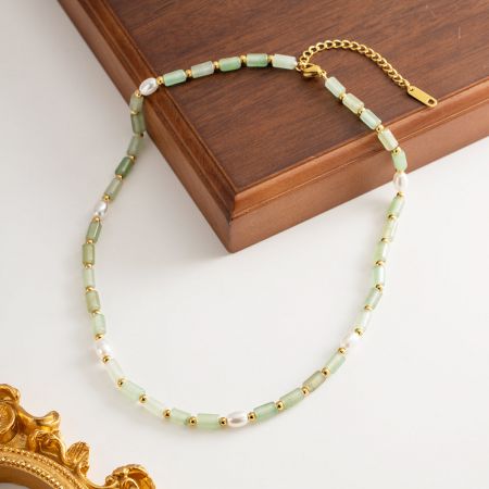 Otro diseño del conjunto de collares, que muestra cuentas verdes y blancas con delicados acentos dorados.