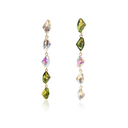 Largos Pendientes Colgantes de Strass - Un par de largos pendientes colgantes que presentan una cascada de cristales claros y verdes en una aleación chapada en oro, mostrando un diseño elegante y simétrico.