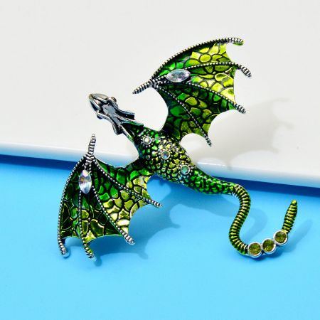 Broche de dragón de strass pintado de esmalte – Pin de animal de moda en estilo europeo y americano. - Un primer plano del broche de dragón de strass pintado de esmalte, mostrando su intrincado diseño de mosaico verde y sus brillantes adornos de piedras preciosas.