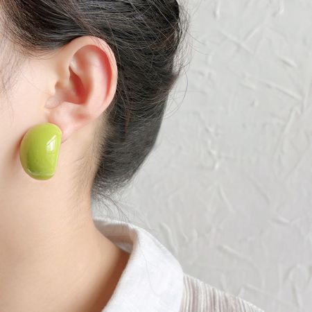 夏コレクション ポップスタイル 緑のレジンビッグスタッドイヤリング（5ペア） - JR Fashion Accessoriesの夏コレクションのポップスタイルを披露する、鮮やかな緑のレジンビッグスタッドイヤリングを着用した女性のクローズアップ。