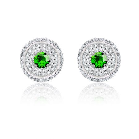 Smaragd Ronde Kubieke Zirconia Stud Oorbellen - Een gedetailleerd vooraanzicht van de Smaragd Ronde Kubieke Zirconia Stud Oorbellen, met een centrale groene edelsteen omringd door twee concentrische halo's van kleinere witte edelstenen, gezet in 925 sterling zilver.