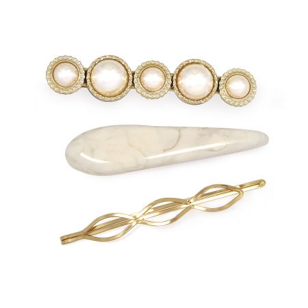 Conjunto de clips para el cabello de perlas metálicas huecas. - Un conjunto de tres clips para el cabello de perlas metálicas huecas, que incluye una horquilla de perlas y oro, un clip de mármol blanco y un pasador dorado, exhibidos sobre un fondo blanco.