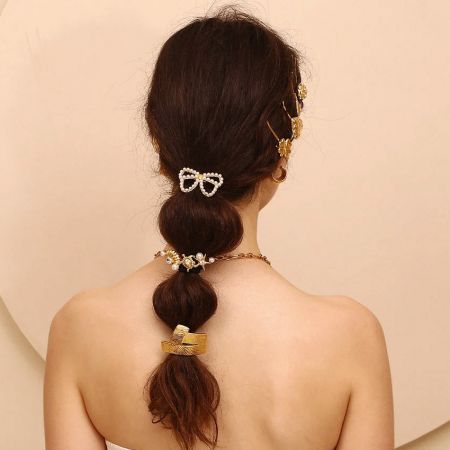 女性の髪にスタイリングされた複数の海洋テーマのヘアアクセサリーの詳細ビュー。