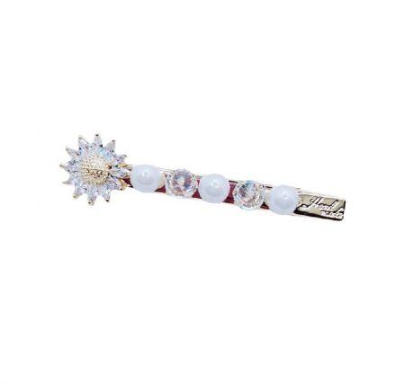 Pin de Pelo de Cristal de Perla de Girasol - Un primer plano del Pin de Pelo de Cristal de Perla de Girasol, que muestra su intrincado diseño de estallido de sol chapado en oro adornado con cristales brillantes y elegantes perlas blancas.
