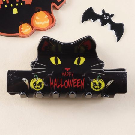 Um clipe de cabelo de gato preto assustador para o Halloween.