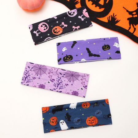 Diademas deportivas de Halloween con calabazas y calaveras. - Una colección de cinco diademas deportivas de tela con varios diseños de Halloween, incluyendo calabazas y calaveras, exhibidas sobre un fondo neutro.