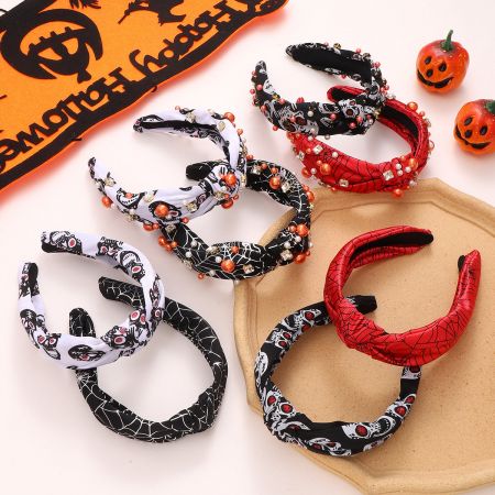 Diademas anudadas con cuentas para Halloween - Una colección de diademas anudadas festivas de Halloween con varios diseños que incluyen telarañas, calaveras y adornos de cuentas.
