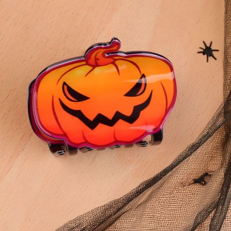 Een levendige oranje pompoen haarclip, perfect voor feestelijke kapsels.