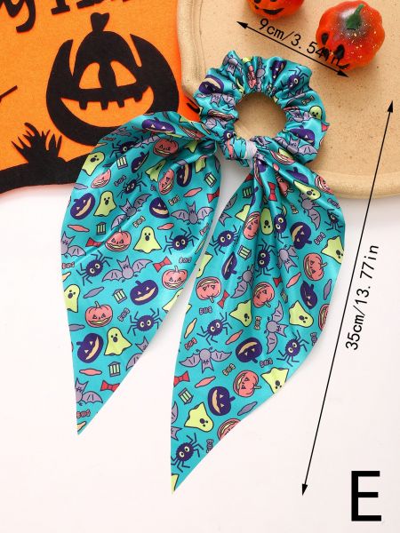Een teal Halloween scrunchie met verschillende iconen en een lange lintstaart.