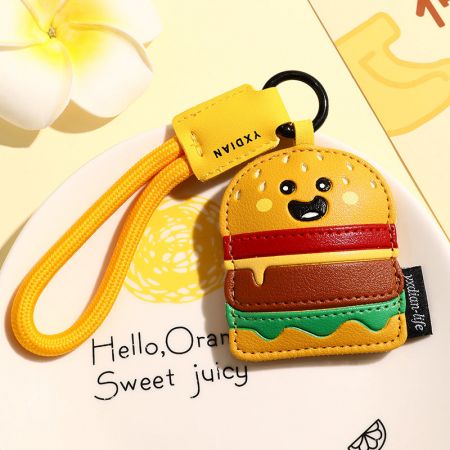 De hamburger-vormige PU leren sleutelhanger, die zijn gelaagde ontwerp en kwaliteitsstiksel toont.