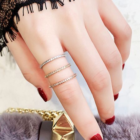 Une main de mannequin mettant en valeur la nature empilable des bagues éternité en argent sterling 925 avec CZ.