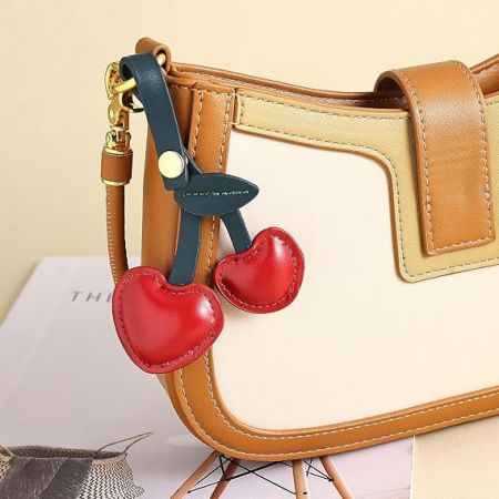 Een chique handtas met de rode kersen charme als een stijlvolle accessoire.