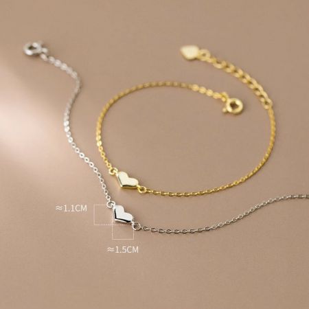 925 Sterling Zilveren Minimalistische Hartketting Verstelbare Armbanden - Een set van 925 sterling zilveren minimalistische hartkettingarmbanden in zowel gouden als zilveren afwerkingen, met aangegeven maatafmetingen.