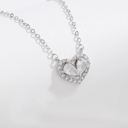 Collar choker en forma de corazón de diseñador de joyería de moda de plata esterlina 925. - Un primer plano de un collar choker en forma de corazón de plata esterlina 925 con un colgante de cristal, parte de un conjunto de cinco.