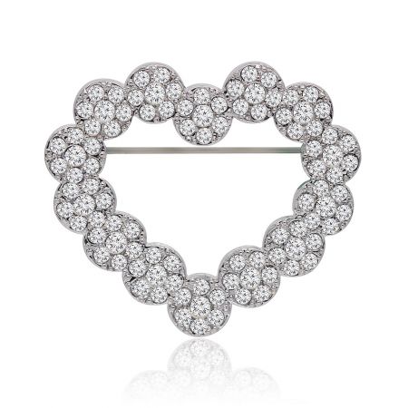 Broche de Adorno de Corazón de Strass - Primer plano de un broche de adorno de corazón de strass de alta calidad, que muestra sus brillantes strass de cristal transparente sobre una base de tono plateado.