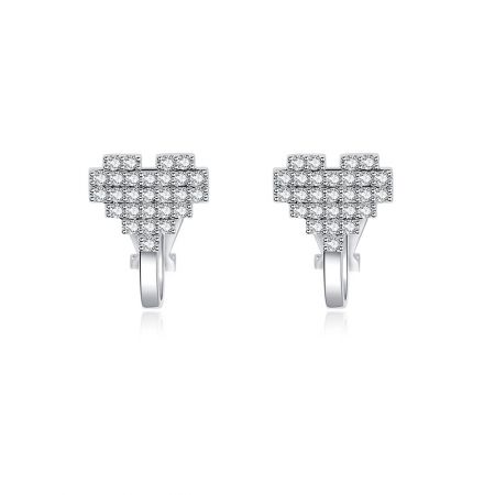 Pendientes de clip en forma de corazón - Un par de pendientes de clip en forma de corazón de latón chapado en rodio, intrincadamente pavimentados con piedras de circonita cúbica brillantes, mostrados sobre un fondo blanco limpio.