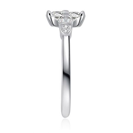 Vue en angle de la bague en laiton avec plaquage en rhodium, mettant en avant l'éclat des pierres en zirconium cubique.