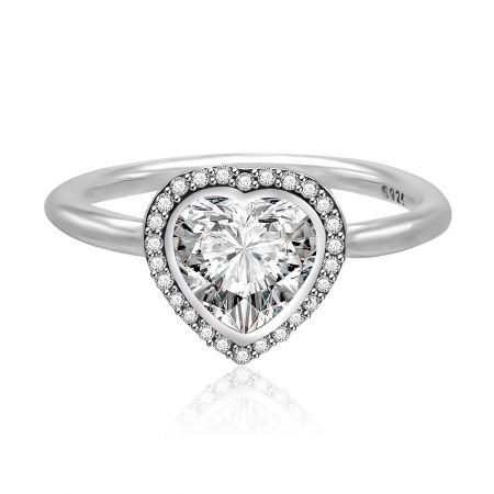 Bague en argent sterling 925 CZ en forme de cœur Sparkling Love - Vue de face de la bague en argent sterling 925 CZ en forme de cœur Sparkling Love, présentant le brillant zircon cubique central en forme de cœur entouré de pierres plus petites.