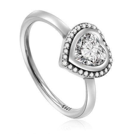 Un ángulo lateral detallado del Anillo de Corazón CZ de Plata Esterlina 925 Sparkling Love, destacando su artesanía y el brillo de las piedras de circonio cúbico.