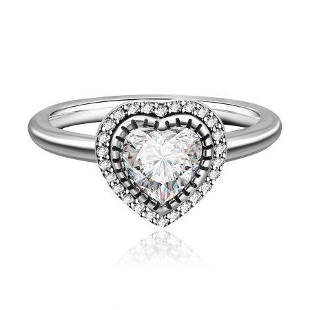Anello a forma di cuore scintillante in argento sterling 925 - Un primo piano dell'anello a forma di cuore scintillante in argento sterling 925, con una pietra centrale a forma di cuore in cubic zirconia circondata da un alone di pietre più piccole su una fascia d'argento.