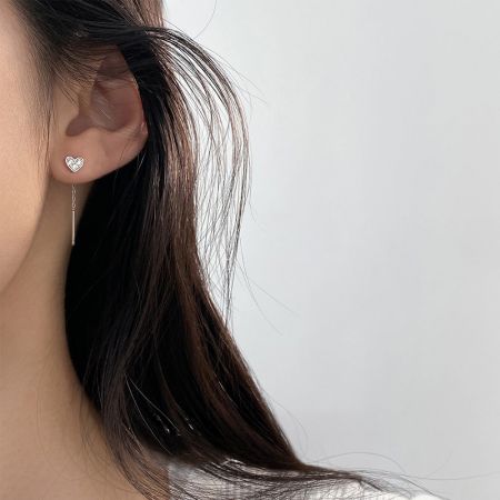 Orecchini a filo a forma di cuore simmetrico dolce in zirconia cubica argento sterling 925 (5 paia) - Un primo piano di una donna che indossa l'orecchino a filo a forma di cuore simmetrico vuoto in argento sterling 925 con zircon, che mette in mostra il suo design elegante.