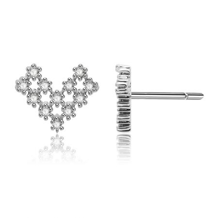 Vue latérale des boucles d'oreilles en forme de cœur, montrant l'arrière du clou et le sertissage détaillé des pierres précieuses.