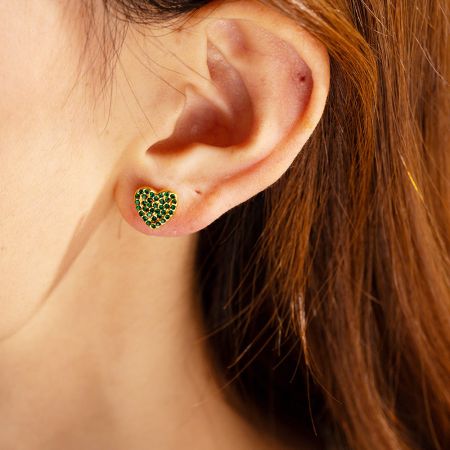 Roestvrijstalen waterdichte gouden pave groene zircon hartstud oorbellen - Een model dat de elegante roestvrijstalen gouden pave hartstud oorbel met een schitterende groene zirconsteen toont.