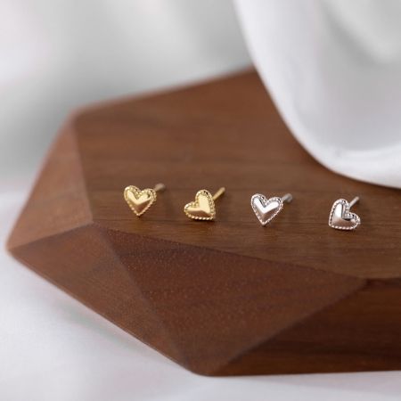 Orecchini mini a forma di cuore per ragazze in argento sterling 925 (set di 5 paia) - Un set di quattro orecchini a perno mini a forma di cuore in argento sterling 925, due in finitura argento lucido e due in finitura oro caldo, esposti su uno sfondo bianco pulito.