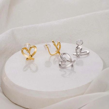 Orecchini a clip a forma di cuore in argento sterling 925 senza piercing (5 paia) - Un paio di orecchini a clip a forma di cuore in argento sterling 925 senza piercing, presentati in finiture eleganti in oro e classico argento.