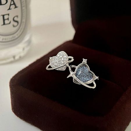 925 Sterling Zilveren Asymmetrische Hart Planeet Stud Oorbellen (5 paar) - Een paar asymmetrische stud oorbellen van 925 sterling zilver, de ene hartvormig met glitters en de andere planeetvormig, op een witte achtergrond.
