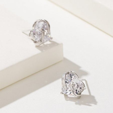 Gli orecchini a perno in zirconia a forma di cuore esposti su uno sfondo bianco per chiarezza.