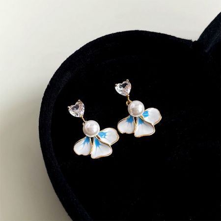 Boucles d'oreilles pendantes en émail plaqué or 14k en gros (ensemble de 5 paires) - Un ensemble de boucles d'oreilles en émail plaqué or 14k en forme de fleur avec des perles et des zircons en forme de cœur, élégamment présentées dans une boîte en velours noire en forme de cœur.