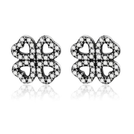 Boucle d'oreille en argent en forme d'hortensia - Une paire de boucles d'oreilles en argent en forme d'hortensia avec des découpes en forme de cœur et des pierres en zircon cubique scintillantes, présentées sur un fond blanc.