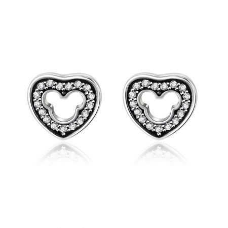 Boucles d'oreilles en forme de cœur en argent - Une paire de boucles d'oreilles en forme de cœur en argent fabriquées en argent sterling 925, avec un design à centre creux bordé de pierres précieuses en zircon cubique étincelantes.