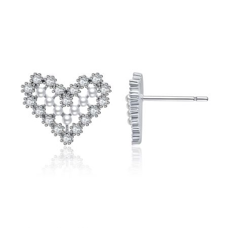 Vue latérale de la boucle d'oreille en perle en forme de cœur et en CZ, mettant en valeur sa finition plaquée rhodium.