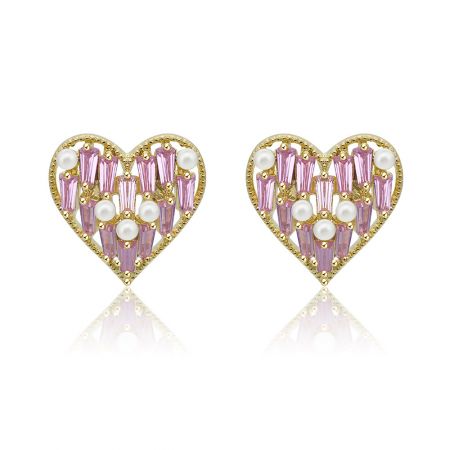 Boucles d'oreilles en forme de cœur rose avec mini perles - Vue de face des boucles d'oreilles en forme de cœur rose avec mini perles, présentant un gemme en zircon cubique rose central entouré de petites perles blanches sur un support en laiton plaqué or.