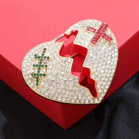 심장 모양의 브로치의 각도에서 본 모습, ECG 라인 디자인 디테일을 보여줍니다.