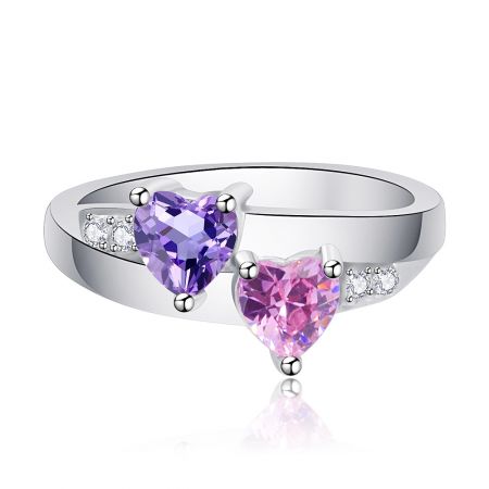 Bague Double Cœur en Améthyste Violet et Rose en CZ - Vue de face de la bague Double Cœur en Améthyste Violet et Rose en CZ, présentant les deux pierres en zircon cubique en forme de cœur vibrantes sur une bande en laiton plaqué rhodium.