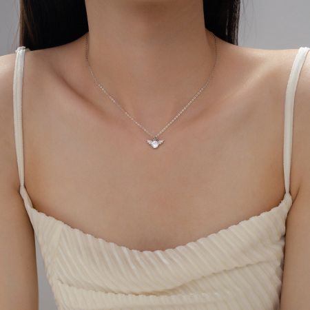 925 스털링 실버로 제작된 클래식 하트 모양 펜던트 목걸이입니다.